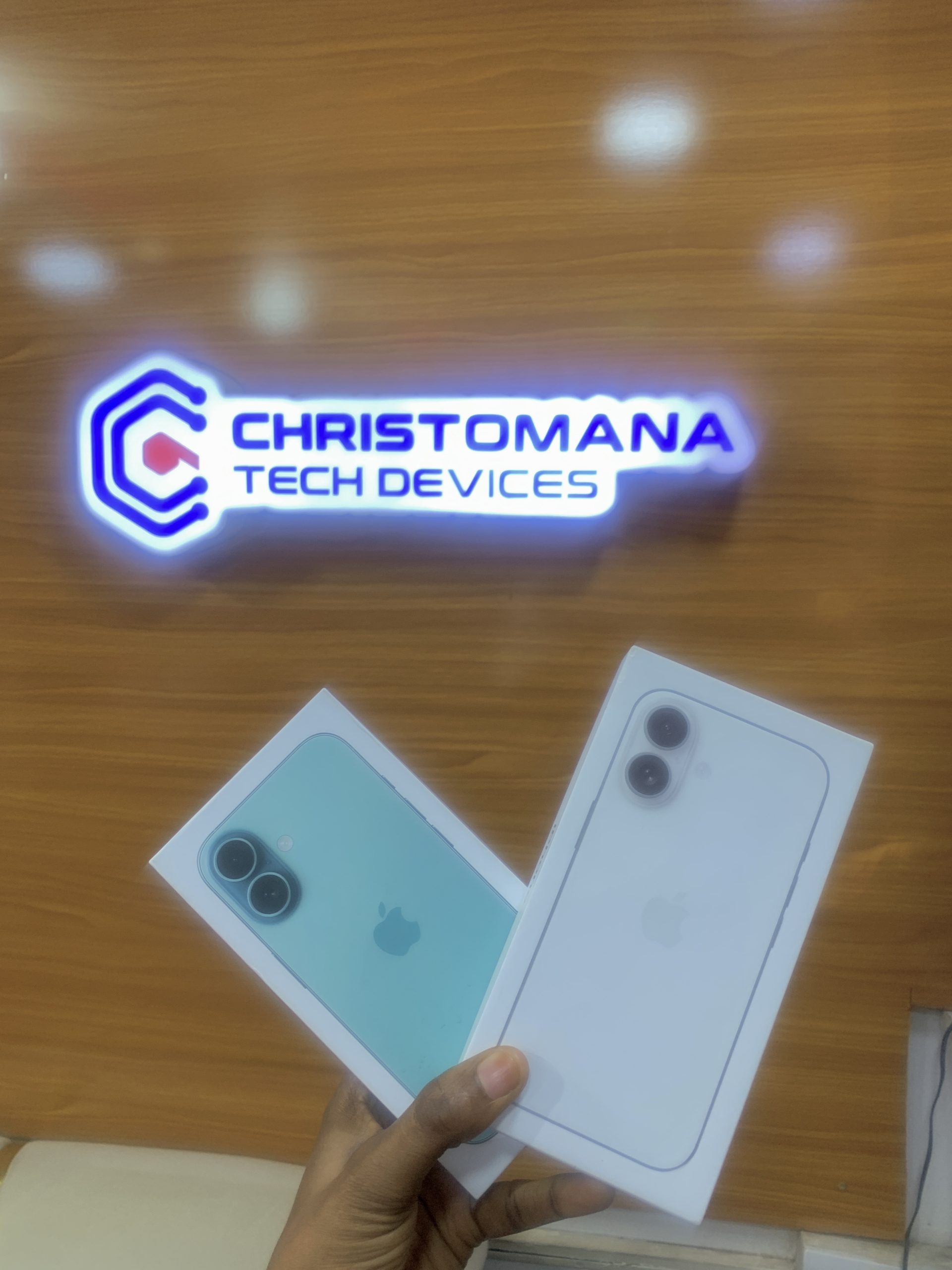 iPhone 16 Plus - Image 2